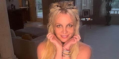 britney spears dances dangerously with knives and calms down with love story