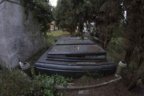 Il Cimitero Ebraico Abbandonato Tra I Più Suggestivi Del Centro Italia