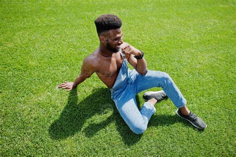 H Bscher Sexy Afrikanisch Amerikanischer Mann Mit Nacktem Oberk Rper In