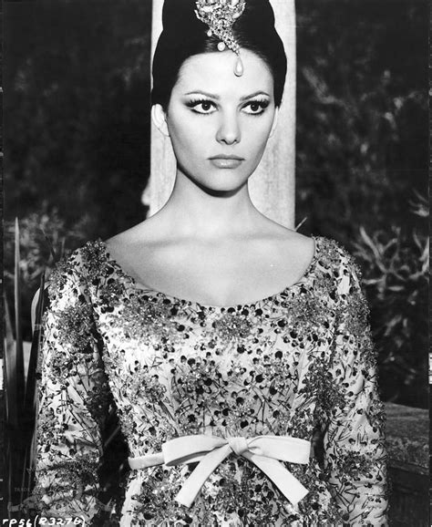 Pin On Claudia Cardinale La Rigazza Con La Valigia