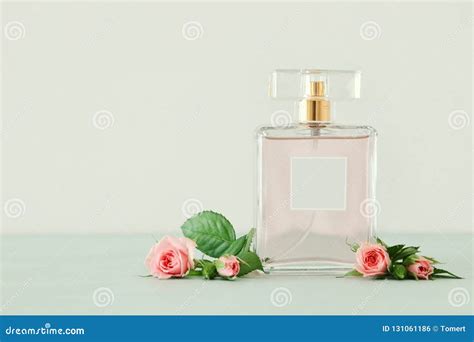 Imagem Da Garrafa De Perfume Elegante Foto Clara Traseira Imagem