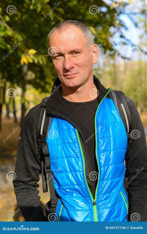 Uomo Attivo Con Lo Zaino In Un Parco Di Autunno Fotografia Stock Immagine Di Goda Caduta