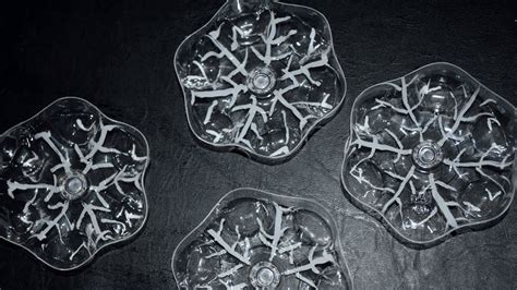 Heute zeige ich euch , wie man aus eistielen, feine schneeflocken bastelt. Schneeflocken aus Plastikflaschen basteln - YouTube