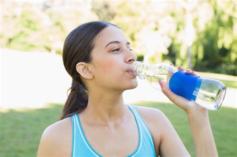 Premium Photo Sporty Woman Drinking Water