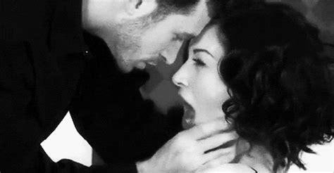 Ya i know that doesn't compare to the amount of time some people needed to endure away from their partner but man does it feel long. Sex. Amore. Coppia. | PASSION GIF | Pinterest | Kiss and ...