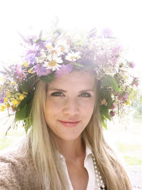 Thanks to swedish roots around the world and a general love of scandinavian midsummer dinner tends to be served as a sit down meal complete with a nice tablecloth, napkins and real silverware. Glad Midsommar! (+ tutorial) | Summer celebration, Very ...