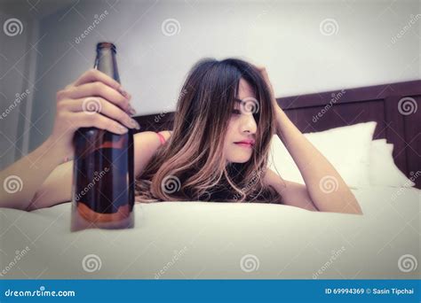 Betrunkene Frau Auf Dem Bett Mit Flasche Stockbild Bild von schön