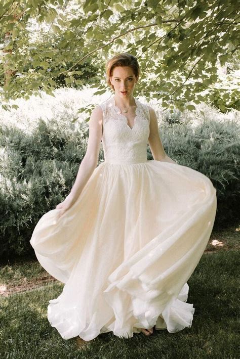 A Line Lace Chiffon Outdoor Wedding Dresses With V Neckline