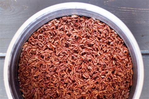 Masukkan campuran tepung ke dalam adonan biang. 6 Tips Memasak Nasi Merah Agar Pulen dan Tidak Keras