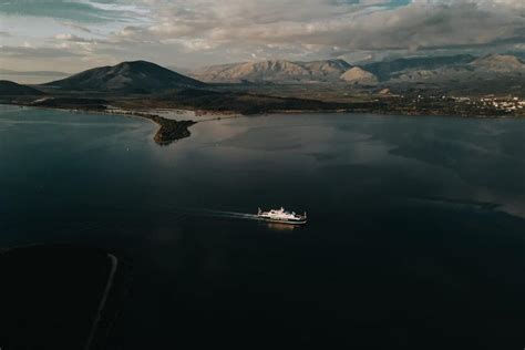 Οι βορειοανατολικές της ακτές πλησιάζουν αρκετά (περ. ΔΡΟΜΟΛΟΓΙΑ ΠΛΟΙΩΝ ΗΓΟΥΜΕΝΙΤΣΑ ΚΕΡΚΥΡΑ KERKYRASEAWS σε ...