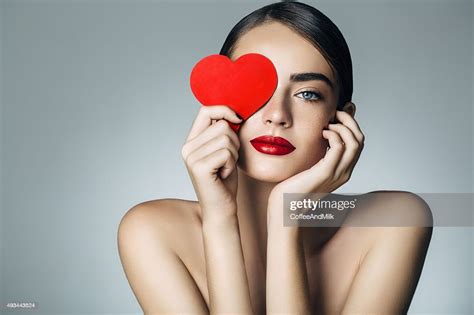 Belle Fille Tenant Coeur Artificiel Photo Getty Images