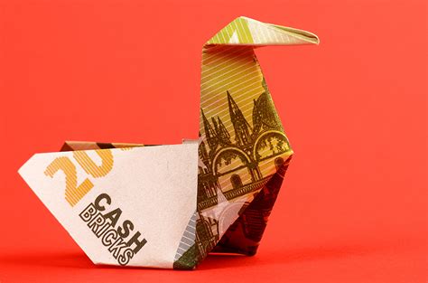 Falten sie die beiden anderen geldscheine nach demselben schema und legen sie diese so aneinander, dass sie genau aufeinanderliegen. Geldscheine falten Ente