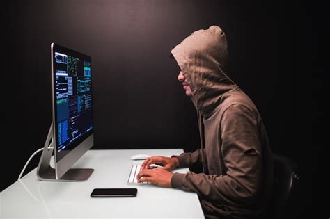Joven Hacker Masculino En El Cuarto Oscuro Escribiendo Código O Usando