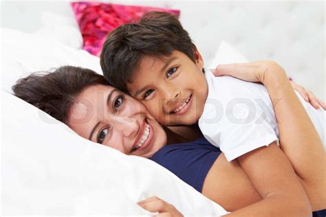Mutter Und Sohn Zusammen Im Bett Liegen Stock Bild Colourbox