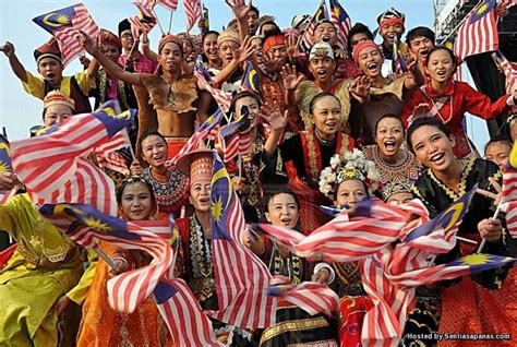 Sebagai sebuah negara berbilang kaum, malaysia memang terkenal dengan masyarakat berlainan bangsanya yang sentiasa hidup dalam keadaan aman dan damai. Amalan Diskriminasi Kaum Di Malaysia - SENTIASAPANAS