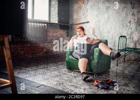Fette Frau Sitzt In Einem Sessel Und Isst Sandwich Bergewicht Fetts Uren Und Bulimic