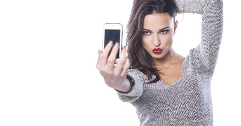 mulheres passam um mês de suas vidas tirando selfies