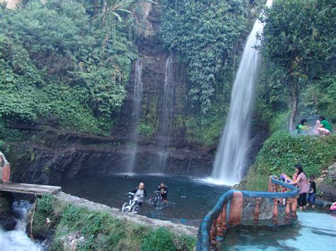 Anda bisa bermain di sekitar curug sembari berenang di kolam sedalam 2 meter di bawah air terjun. Tempat Wisata di Kota Bogor Jawa Barat Yang Sangat Eksotis