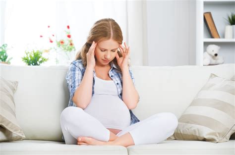 Sakit perut saat hamil ini terjadi pada paruh terakhir kehamilan. Ketika Sakit Kepala Saat Hamil Perlu Diwaspadai | Smartmama