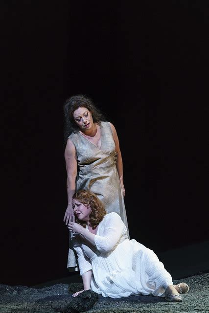 nina stemme as brünnhilde and emily magee as getrune in götterdämmerung the royal opera ©2018