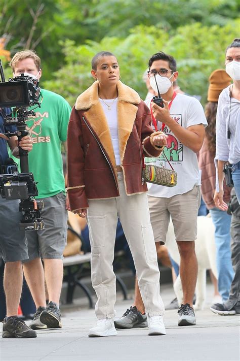 JORDAN ALEXANDER and Eli Brown Kissing on the Set of Gossip Girl Reboot