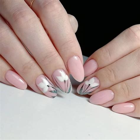 Negative nails don't always have to be a geometric design. 132 Spring Nail Art Designs | Best Polish Colors 2021