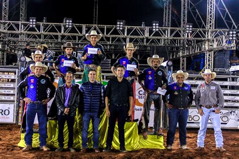 peÃo de catalÃo flÁvio marques foi o campeÃo do rodeio profissional da 41ª expo catalÃo logo