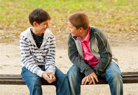 Dos Adolescentes Amigos Hablando En El Parque — Foto De Stock © Prudkov