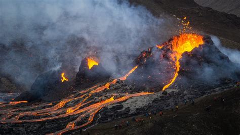 Icelands Erupting Volcano Rivers Of Lava And 30000