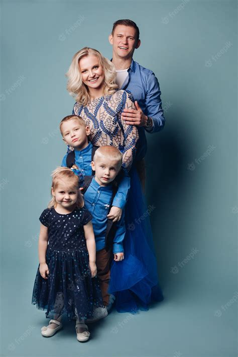 Premium Photo Loving Husband And Wife Embracing Their Three Children