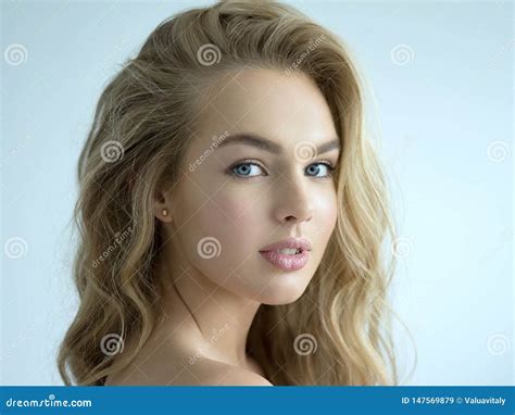Jonge Blonde Vrouw Met Lang Krullend Haar Stock Afbeelding Image Of
