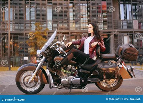 En Härlig Brunett Sitter På En Cykel Nära Kontoret Flickan Kom Att Arbeta På En Motorcykel Framg