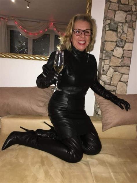 Reife Frau In Ihrem Neuen Latex Outfit Telegraph