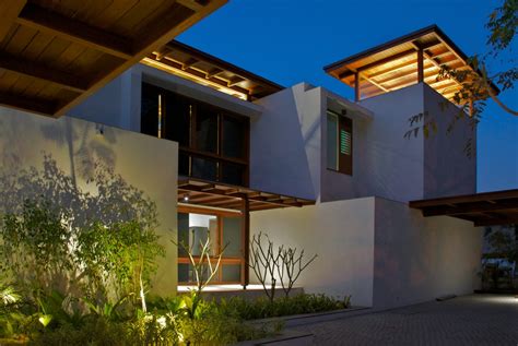 Courtyard House By Hiren Patel Architects In Ahmadabad India