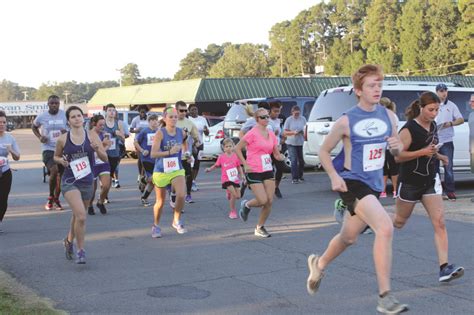 Camden es como un gran mercado inspirado en camden town londinense de finales de los años 80. Barn Sale activities