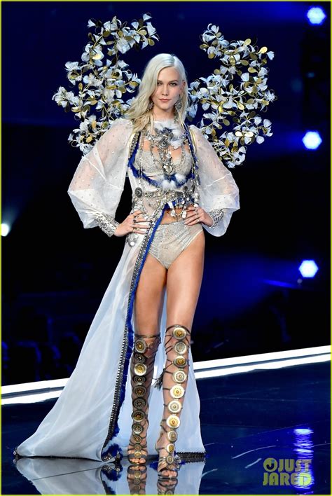 Karlie Kloss Returns To The Victoria S Secret Fashion Show After Three Years Away Photo