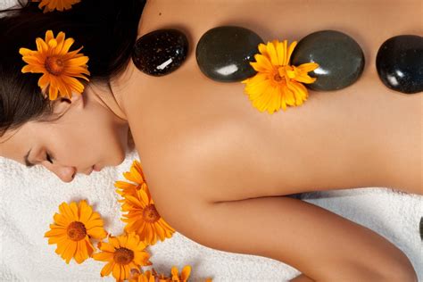 what to expect when getting a hot stone massage techtablepro