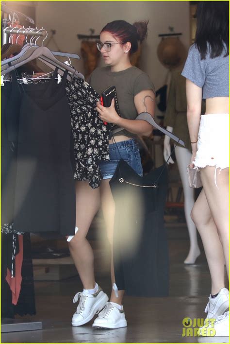 Ariel Winter Shows Off Her Booty In Daisy Dukes Photo 1095152