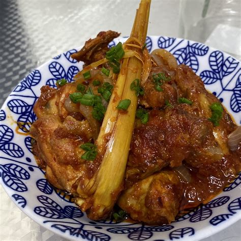 Kalau ingin mencoba masakan ayam dari negeri tetangga, kamu bisa membuat ayam masak merah khas malaysia. Resepi Ayam Masak Merah Serai Sedap Lazat Tak Terperi ...