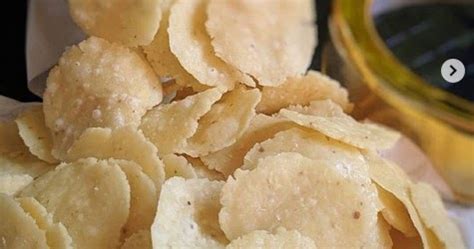 Ayak tepung kanji dan tepung beras, sisihkan. Resep Keripik Tepung Beras