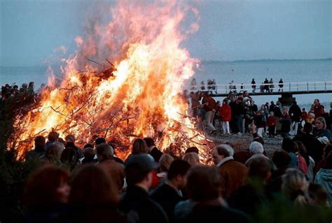 Att gå till majbrasan är en stående tradition för många på valborg. Tehörnan: april 2011