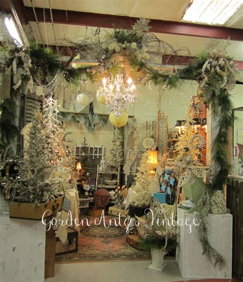 Loved This Booth All Decorated For Christmas Antique Booth Ideas