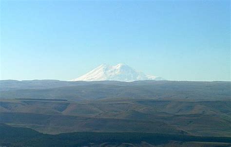 Planşă de colorat un vulcan. Elbrus