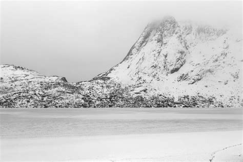 Lago Storvatnet Islas De Lofoten Noruega Imagen De Archivo Imagen