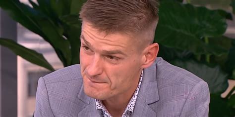 Gdy niesłusznie skazany tomasz komenda wyszedł na wolność, bracia collins wyciągnęli do niego pomocną dłoń i zatrudnili go w swojej fundacji. Tomasz Komenda już tak nie wygląda! Spektakularna ...