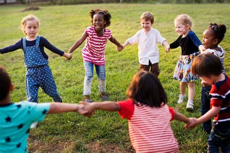 Fotos De Niños Jugando En El Campo Imagen De © Rawpixel 156948378