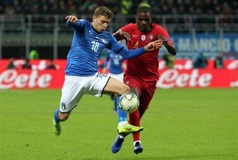 جماهير البرتغال تنقلب على كريستيانو رونالدو عقب «أزمة بلجيكا» سيطرت حالة من الغضب على جماهير البرتغال، على مدار الساعات القليلة الماضية، تجاه قائد منتخب «الملاحين» كريستيانو رونالدو، عقب إلقاء مهاجم يوفنتوس. بغياب رونالدو..البرتغال تتعادل سلبياً مع إيطاليا وتتأهل ...