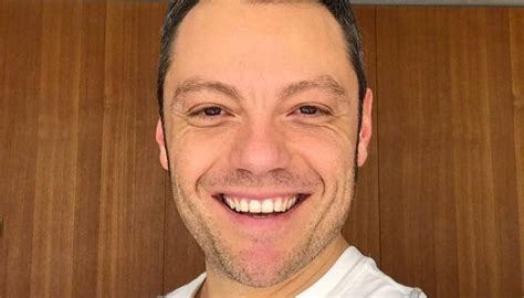 Nella sfera sentimentale sono stato fortunato, c'è chi non ci arriva mai, io. Chi è Victor Allen, il marito di Tiziano Ferro | DiLei