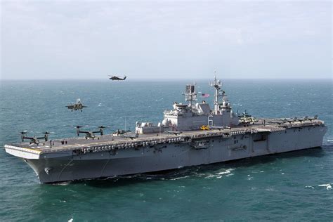 uss bonhomme richard lhd 6 wasp class amphibious assault ship usa uss kearsarge marine