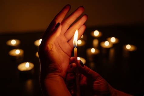 Mãos De Mulher Segurando Uma Vela Acesa Muitas Chamas De Velas